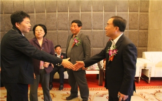 國家發(fā)展改革委資源節(jié)約與環(huán)境保護(hù)司牛波處長（和劉總握手）、全國墻材革新工作委員會會長滕軍力（女士）