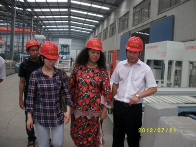 2012.7.21日坦桑尼亞總統(tǒng)夫人來我公司參觀指導、洽談合作