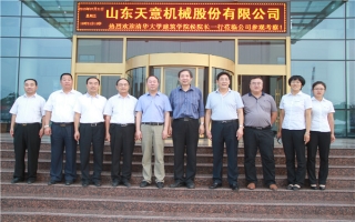 清華大學(xué)建筑設(shè)計研究院副院長、研究員侯建群蒞臨